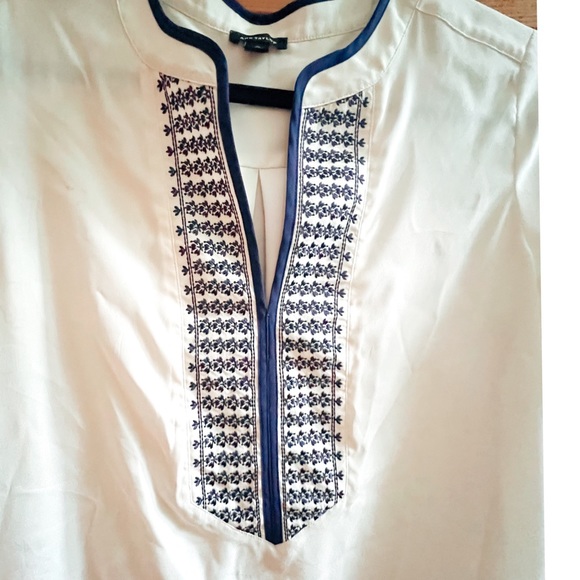 Ann Taylor Blouse in cream and navy with embroidery - SZ S - Picture 2 of 5